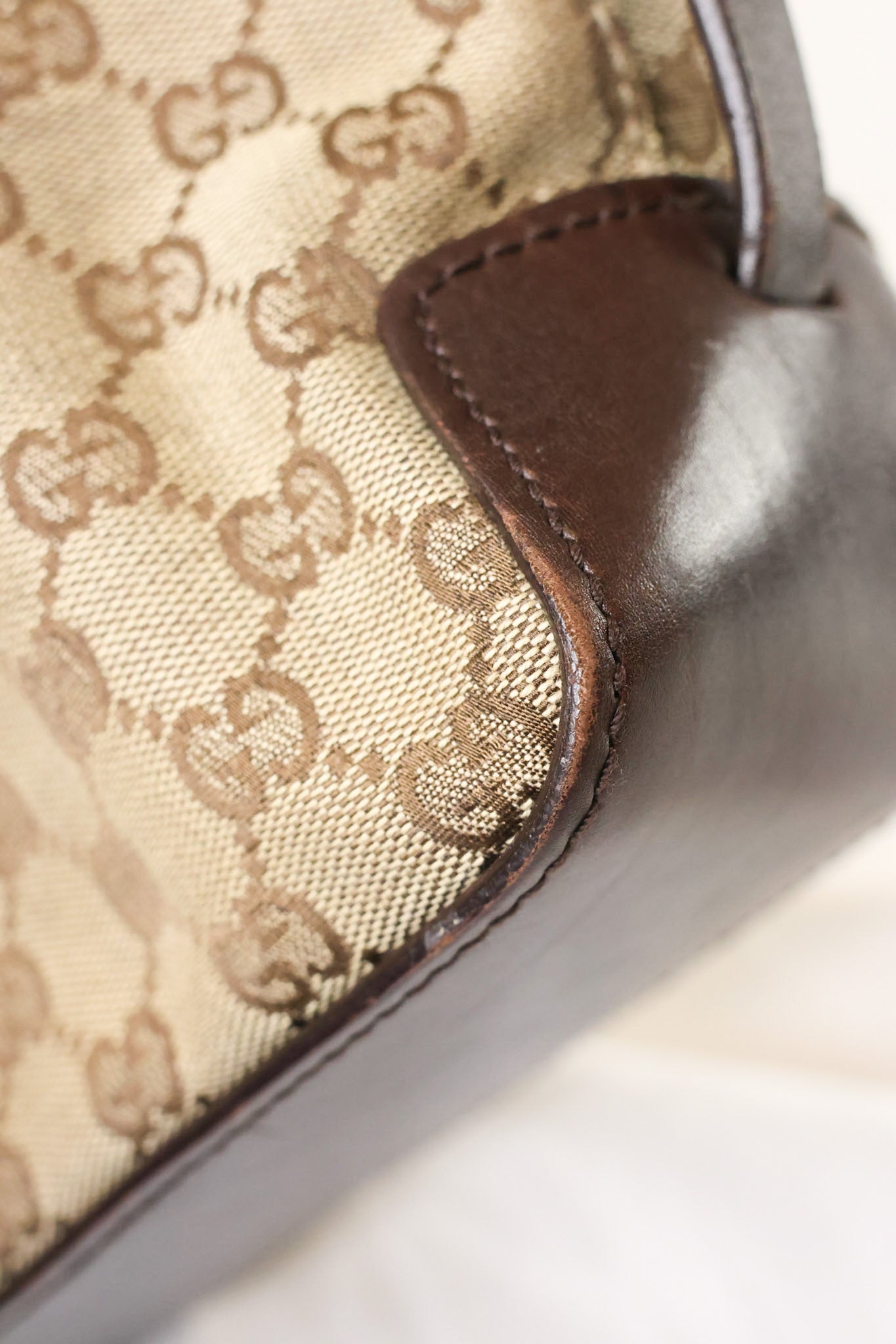 Gucci Belted Bucket Tote bag